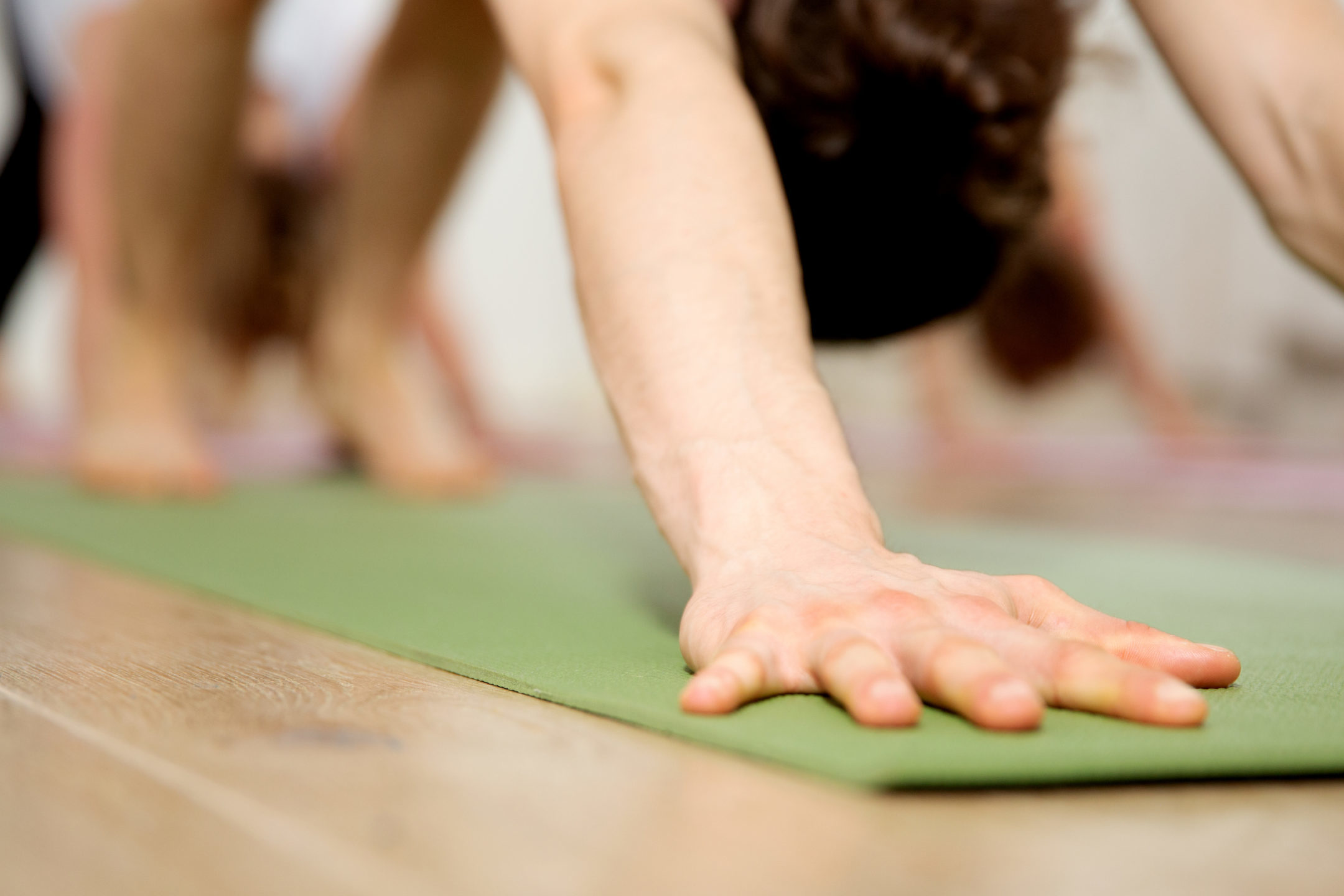 Hand auf Yoga Matte