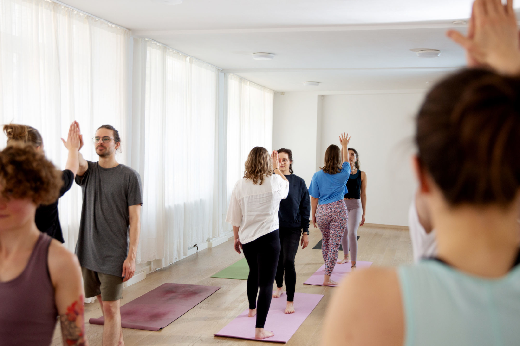 Yoga Dance Flow Klasse - zwei Personen auf einer Matte